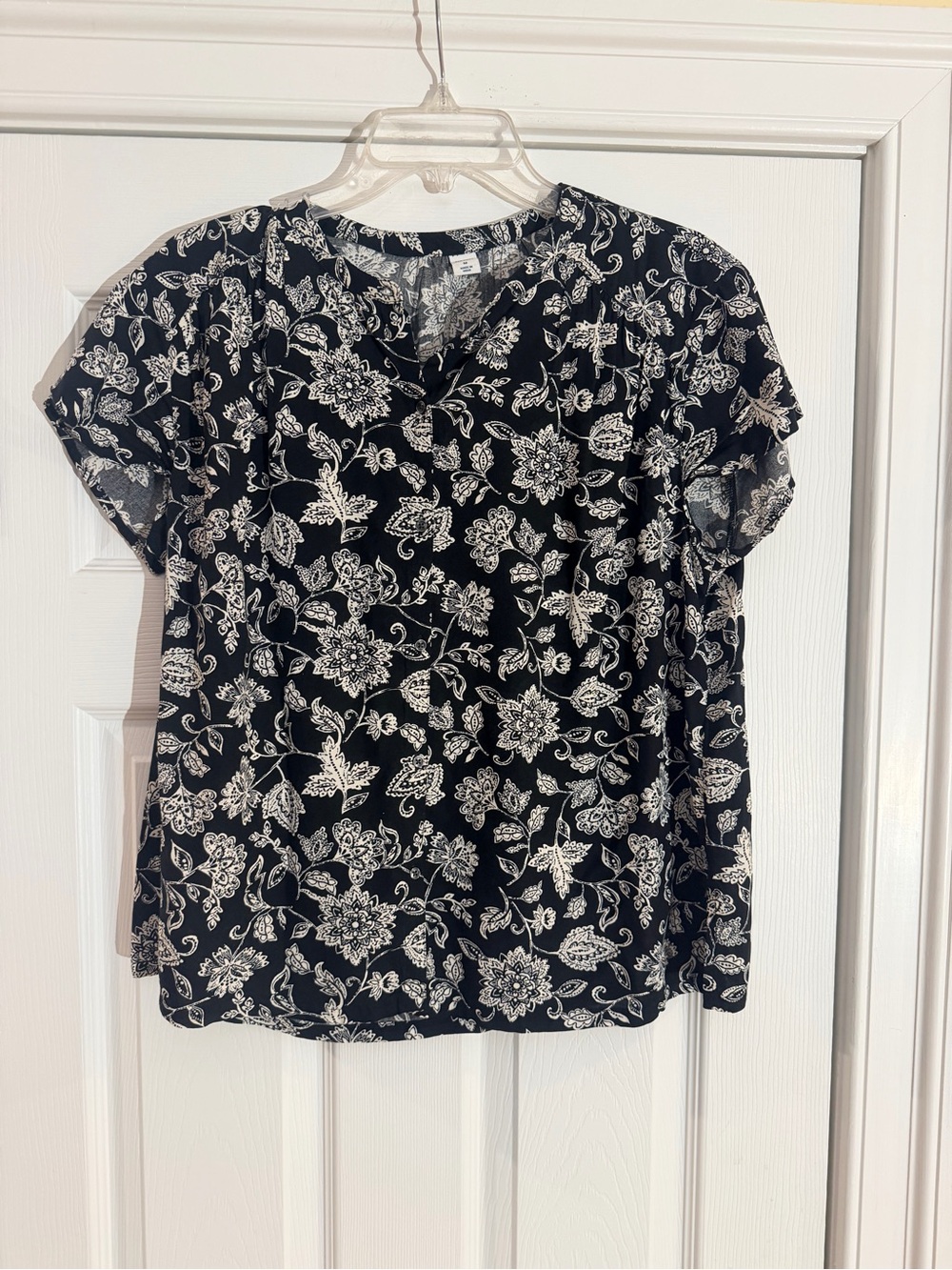 Ladies Size Medium "Old Navy" Black Floral Print Short-Sleeve Blouse GUC